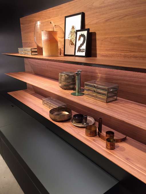 Image 1: Flexible shelving systems with veneer surfaces for the living room are sustainable, genuine and beautiful. Photo: IFN/Kettnaker